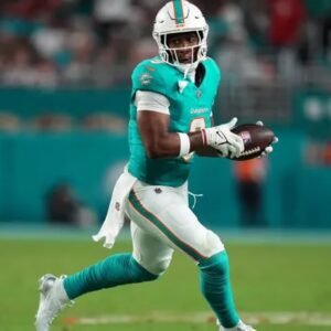 Pittsburgh Steelers Trade for Jonnu Smith to Boost Offense - Thumbnail