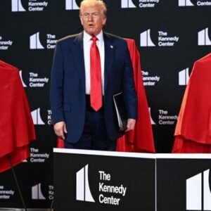 Gloria Gaynor Honored at the Kennedy Center by Trump - Thumbnail