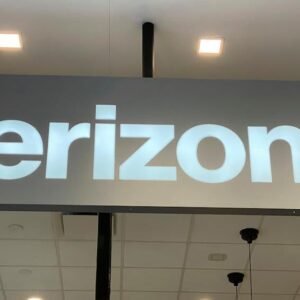 AT&T Faces Competition as SpaceX Aims for 5G Expansion - Thumbnail