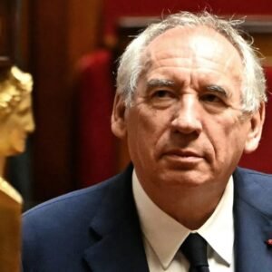 French Government Collapse: A New Wave of Political Turmoil - Thumbnail