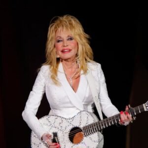 Dolly Parton Faces Health Challenges, Sister Requests Prayers - Thumbnail