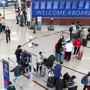 U.S. Airlines Issue Travel Waivers as Winter Storm Impacts Flights - Thumbnail
