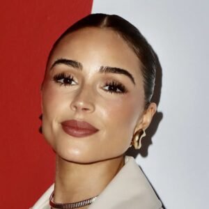 McCaffrey’s Wife Olivia Stuns in 49ers Coat Before Seahawks Face-off - Thumbnail