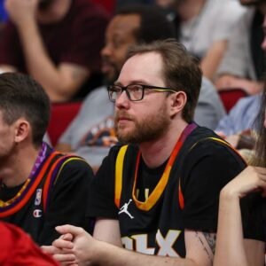 Exciting Matchup: Suns vs Rockets Battling on the Court - Thumbnail