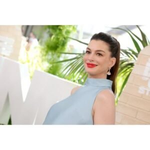 Anne Hathaway’s Surprising Red Carpet Moment Revealed - Thumbnail