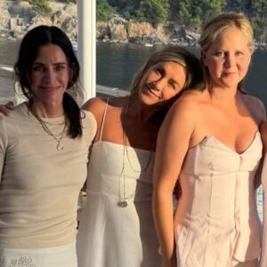 Shocking Jennifer Aniston Yacht Trip With Amy Schumer - Thumbnail